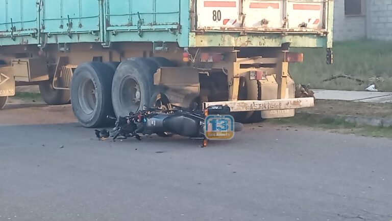 Lugar del accidente de tránsito en San Juan donde un joven chocó contra un camión estacionado.