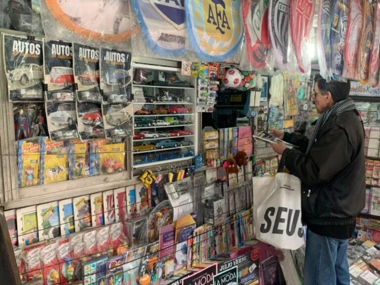 Kiosco de diarios tradicional con nuevos productos y servicios a la venta