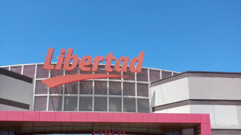 Fachada de un supermercado Híper Libertad en San Juan, ahora parte de La Anónima.