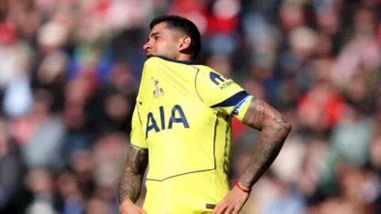 Cristian 'Cuti' Romero en el campo de juego, visiblemente afectado tras la lesión.