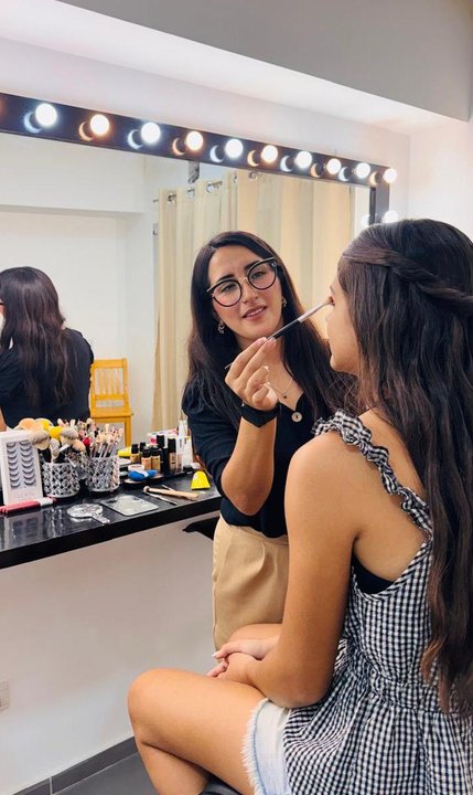 Karen Moreno, maquilladora profesional de San Juan, posa con productos de maquillaje.