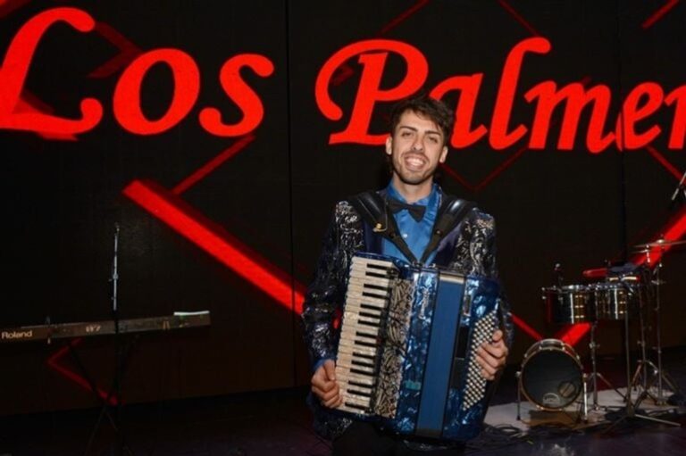 Marcos Camino, nuevo cantante de la banda Los Palmeras, durante una entrevista.