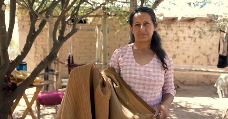María Barroso, artesana tejedora, trabajando en su telar plantado en El Encón, San Juan.