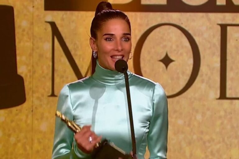 Juana Viale posando con el Martín Fierro de Oro en la alfombra roja de los Martín Fierro de la Moda 2026