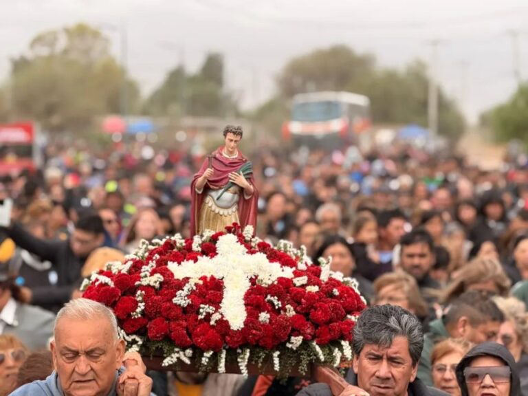 Multitud de peregrinos durante la procesión de San Expedito en Bermejo, departamento Caucete, San Juan.