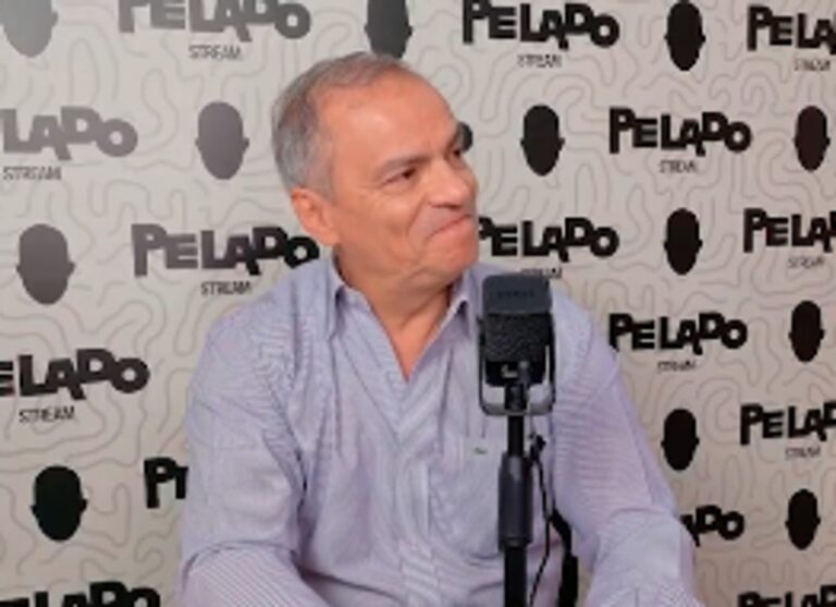 Miguel Coria, presidente de la Asociación de Médicos de Cabecera, durante una entrevista en un estudio de televisión.