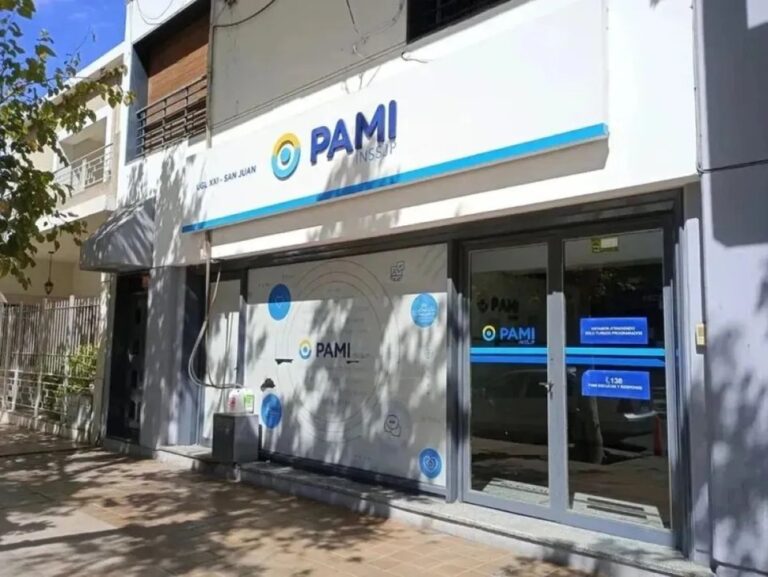 Médico en consultorio atendiendo a un paciente adulto mayor en San Juan