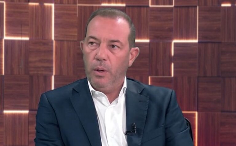 Ministro de Salud de San Juan, Amílcar Dobladez, durante una declaración pública.