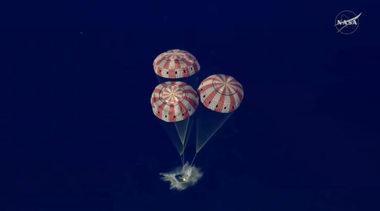 Ilustración de la cápsula Orión de la NASA amerizando en el océano Pacífico.