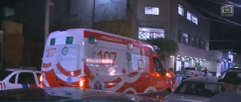 Ambulancia del 107 frente al Hospital Marcial Quiroga en San Juan