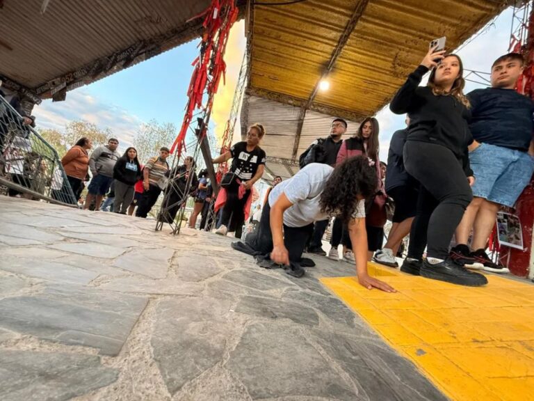 Vista aérea de cientos de personas congregadas en el santuario de la Difunta Correa, en Vallecito, San Juan, durante el Viernes Santo.