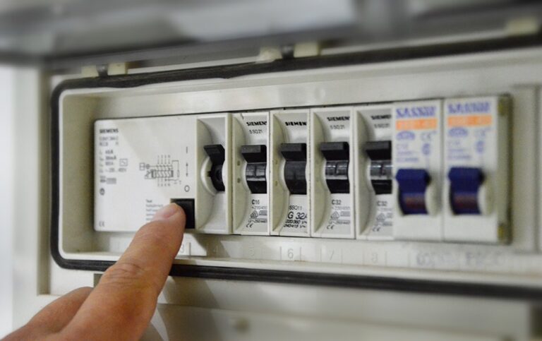 Disyuntor diferencial instalado en tablero eléctrico de una vivienda en San Juan