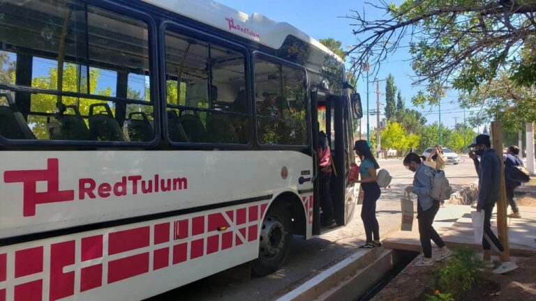Colectivo de la Red Tulum circulando por una calle de San Juan