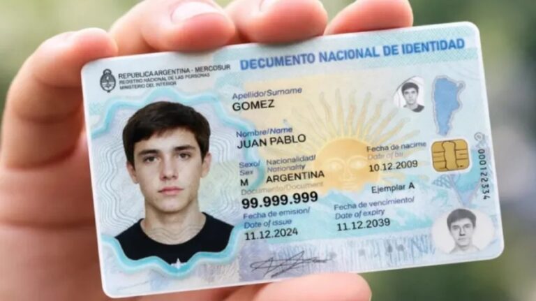 Nuevo Documento Nacional de Identidad electrónico argentino con chip de seguridad.