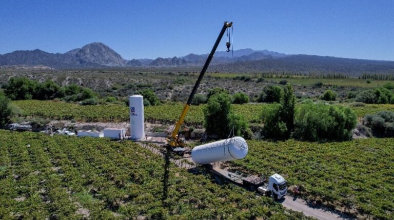 Instalación de tanques cisterna de gran capacidad para obra de agua potable en La Toma, Ullum.