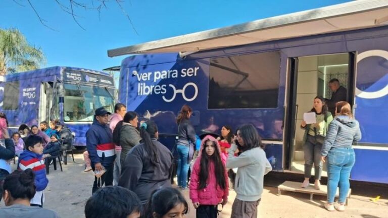 Personas siendo atendidas en un operativo de salud municipal en San Juan