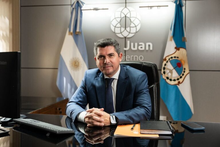 Gobernador Marcelo Orrego durante una declaración sobre el proyecto Vicuña.
