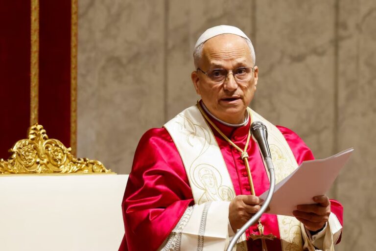 El Papa León XIV hablando ante la multitud en la Plaza de San Pedro.