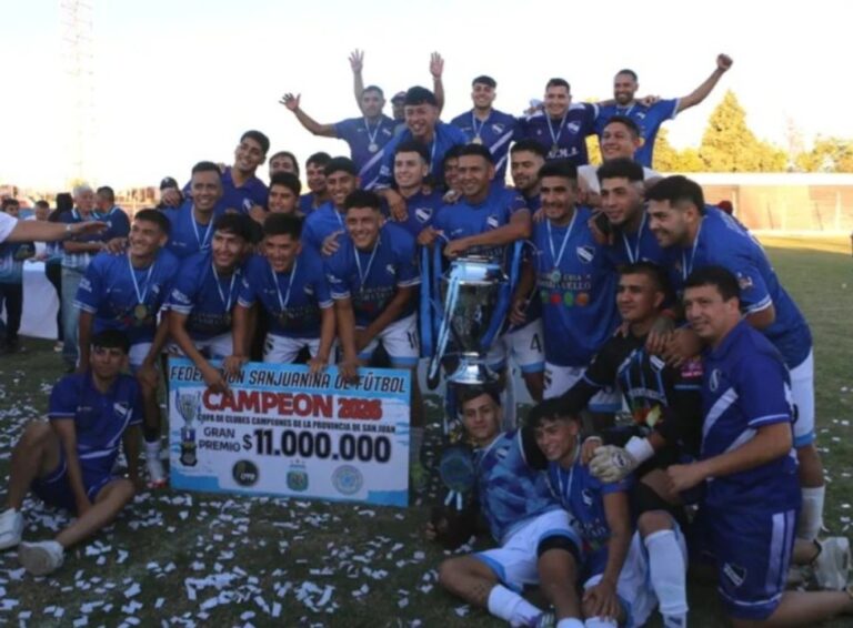 Jugadores de Paso de Los Andes celebrando el título de la Copa de Campeones en el campo de juego.