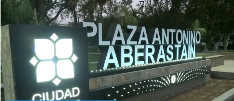 Vista de la remodelada Plaza Aberastain en la Ciudad de San Juan, mostrando sus nuevos juegos, iluminación y canteros restaurados.