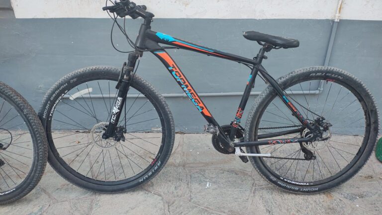 Bicicleta de montaña negra marca Topmega recuperada por la Policía en Caucete