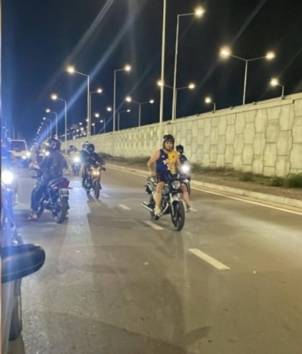 Motocicletas y presencia policial en las inmediaciones del Estadio del Bicentenario, San Juan.