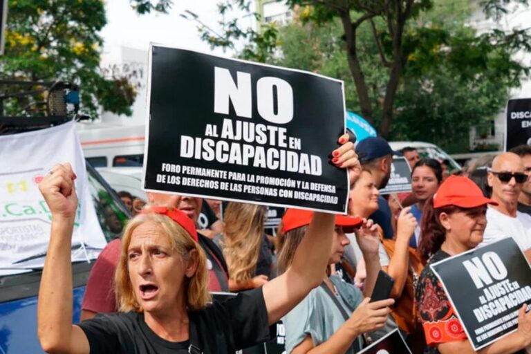 Protesta de prestadores de discapacidad frente a sede de Incluir Salud en San Juan
