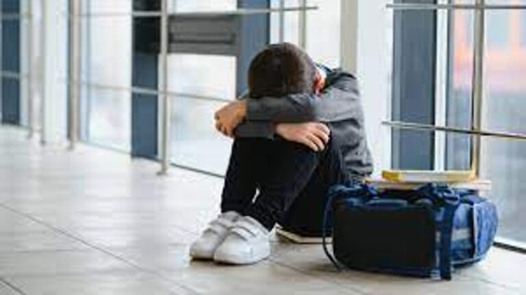 Niños en aula escolar representando situación de bullying