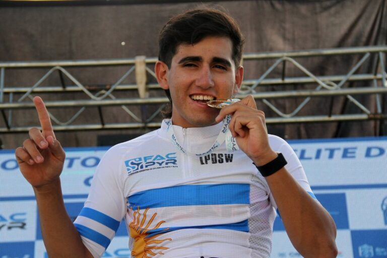 Ramiro Videla, ciclista sanjuanino, celebra su título de campeón argentino de ruta Sub-23