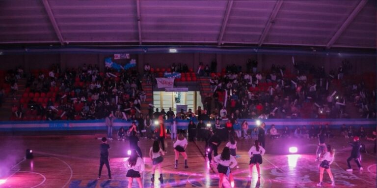 Estudiantes de Rawson participando en el Desafío de Camperas, mostrando sus camperas escolares.