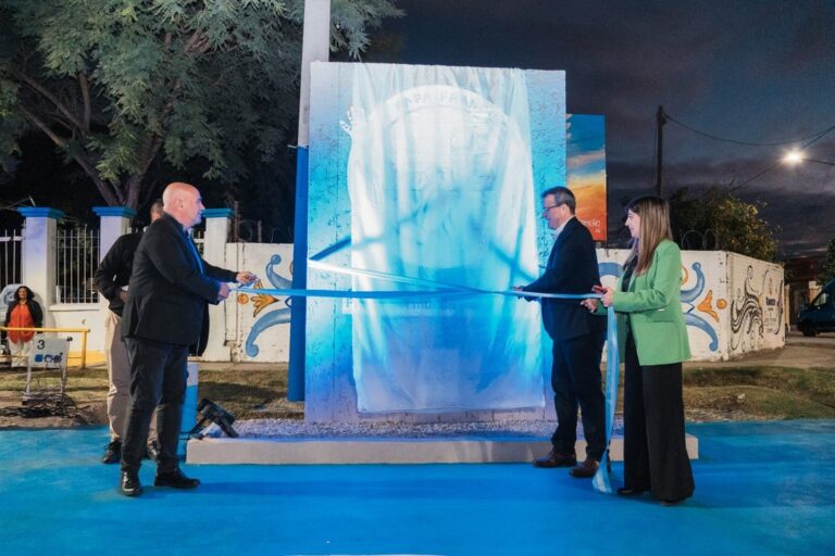 Autoridades durante la inauguración del monumento al Papa Francisco en Rawson, San Juan.