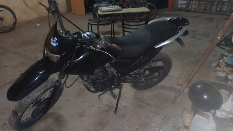 Motocicleta negra tipo Guerrero GXR recuperada por la policía en un procedimiento en San Juan