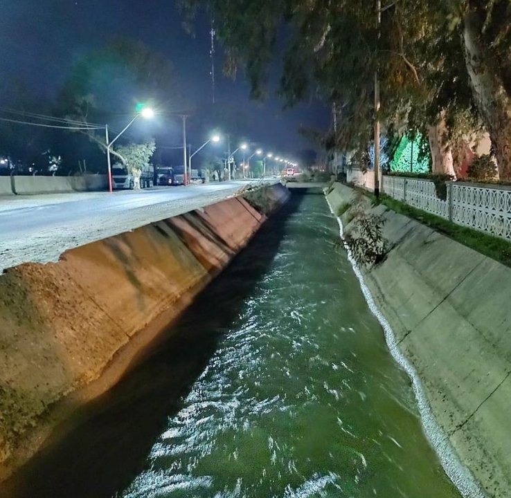 Operativo de rescate policial en las inmediaciones del Canal Benavídez, San Juan.