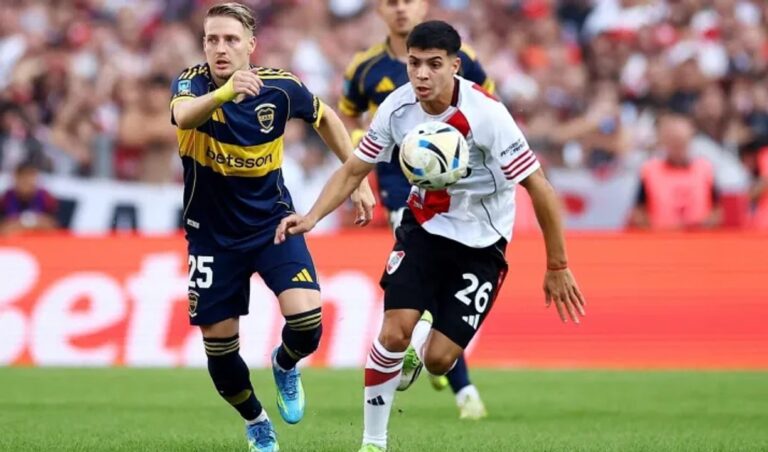 Jugadores de River Plate y Boca Juniors durante el Superclásico en el Estadio Monumental.