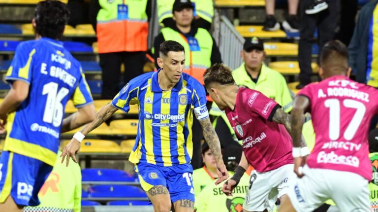 Jugadores de Rosario Central e Independiente del Valle disputando un balón en el estadio Gigante de Arroyito.