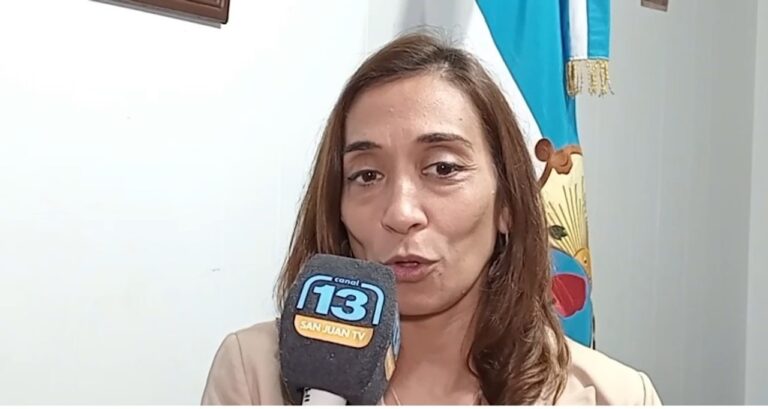 Romina Rosas durante la entrega de un horno industrial a un productor en Caucete