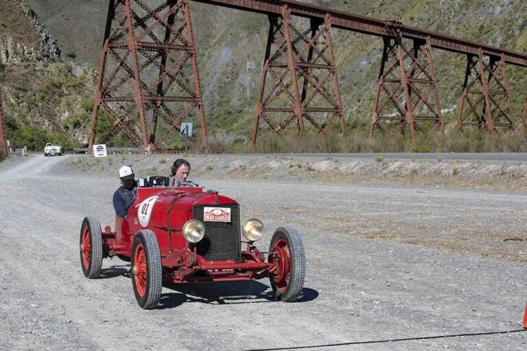 Autos clásicos en la Cuesta de Huaco durante la Gran Carrera 2026 en San Juan