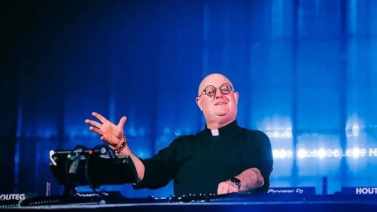 Sacerdote Andrés Riveros comenta sobre el homenaje al Papa Francisco con música electrónica