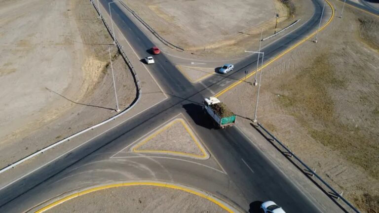 Ruta en la provincia de San Juan con vehículos en circulación