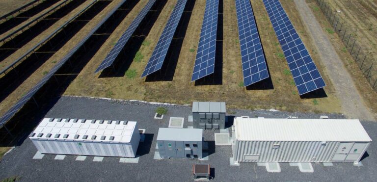 Representación gráfica de un parque solar con sistemas de baterías de almacenamiento en San Juan