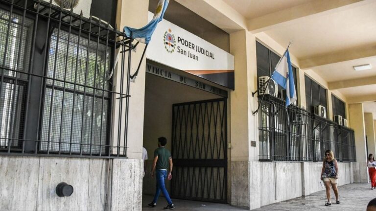 Ilustración de una balanza de la justicia sobre un fondo relacionado con San Juan
