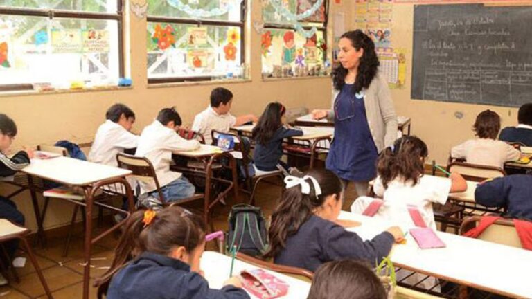 Gráfico ilustrativo de horas de clase y calendario escolar en San Juan