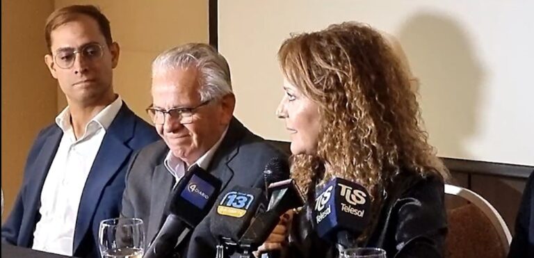 Participantes del Congreso Federal de Guías de Turismo en un sitio emblemático de San Juan