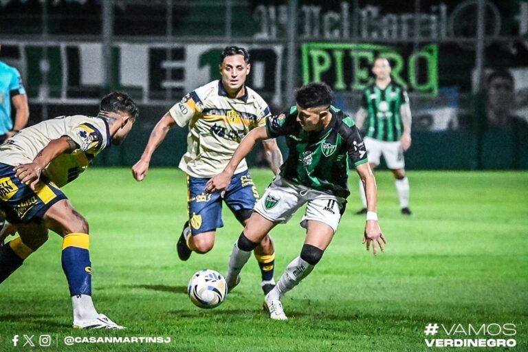 Jugadores de San Martín de San Juan y Atlanta durante el partido en el estadio Hilario Sánchez.