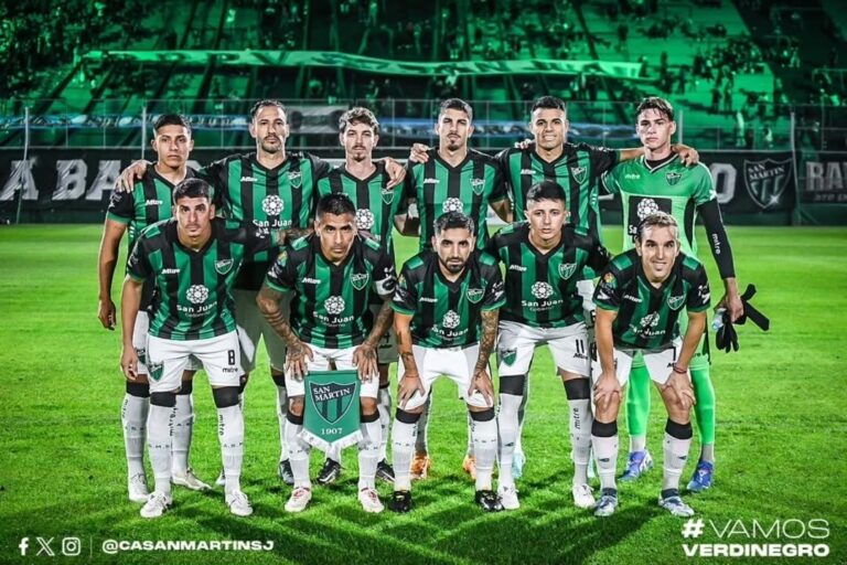 Jugadores de San Martín de San Juan durante el partido contra Midland en el Estadio Libertad.