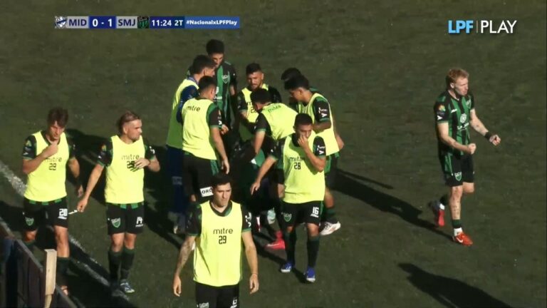 Jugadores de San Martín celebrando el gol en el estadio Libertad de Midland