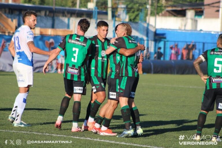 Jugadores de San Martín de San Juan celebran el gol durante el partido ante Midland.