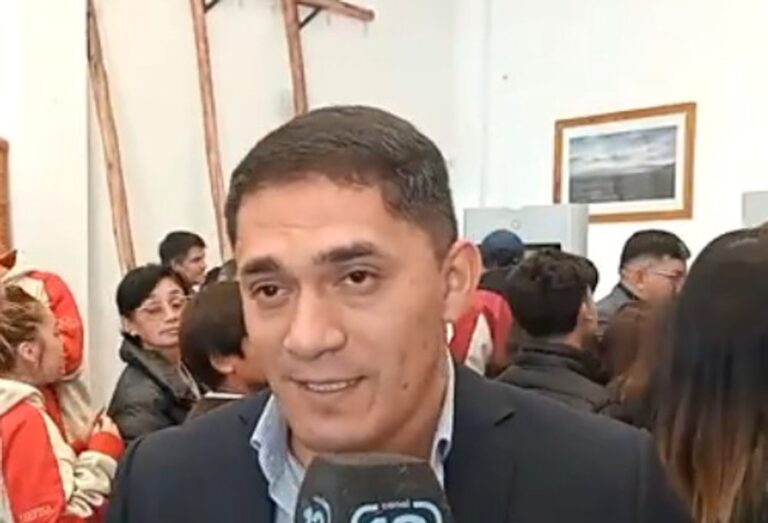 Tótem interactivo en Sarmiento con pantalla digital y cartelería de madera