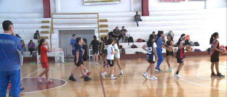 Jugadoras jóvenes de básquet durante la jornada de preselección en el Sporting Club Estrella de San Juan
