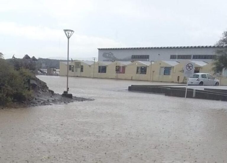 Acceso al Parque Provincial Ischigualasto con señal de cierre temporal por lluvias